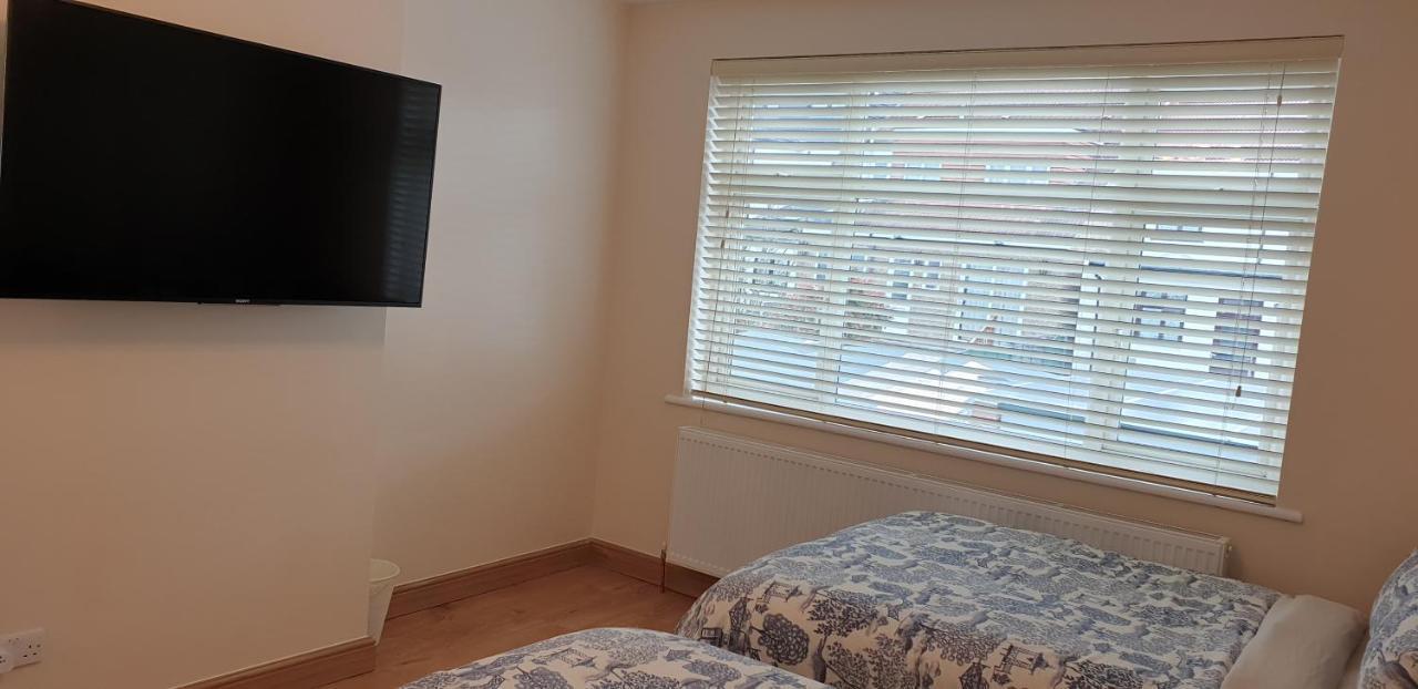 London Luxury 3 Bedroom Flat 1Min Walk From Underground, With Free Parking Sleeps X10 Bagian luar foto