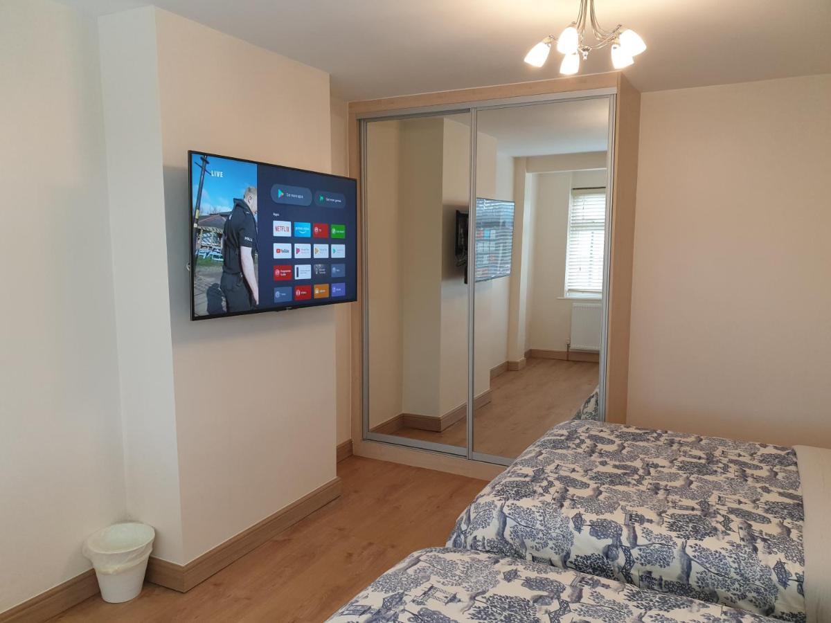 London Luxury 3 Bedroom Flat 1Min Walk From Underground, With Free Parking Sleeps X10 Bagian luar foto