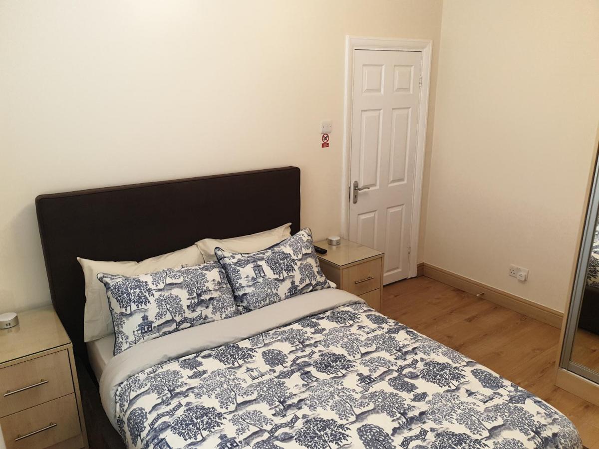 London Luxury 3 Bedroom Flat 1Min Walk From Underground, With Free Parking Sleeps X10 Bagian luar foto