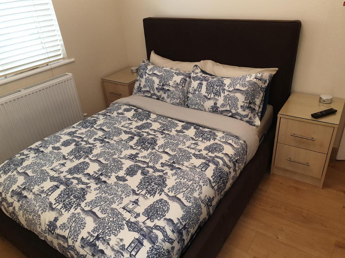 London Luxury 3 Bedroom Flat 1Min Walk From Underground, With Free Parking Sleeps X10 Bagian luar foto